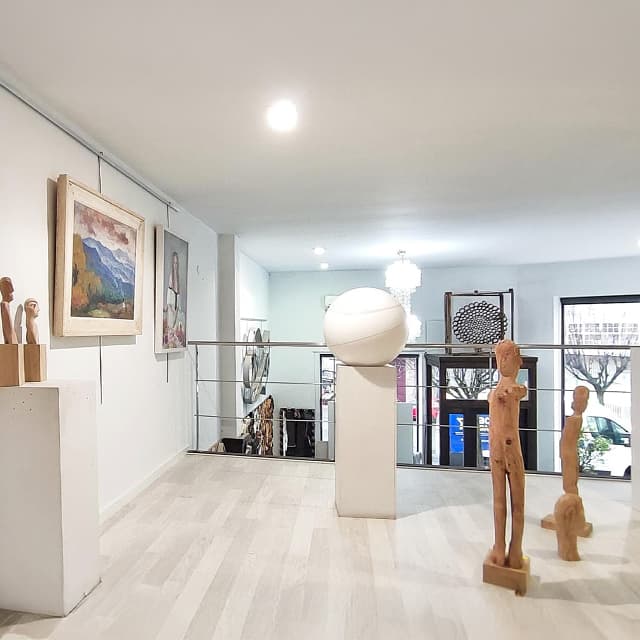 Contacta con nuestro taller de enmarcaciones en Ourense